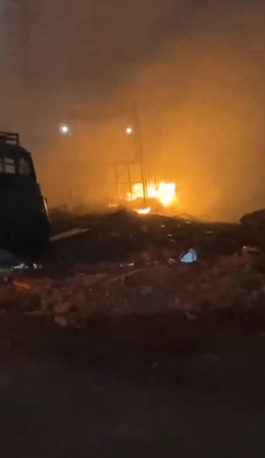 EN VIDEO: Camión se incendió en un parqueadero de Bosa En la noche de este martes, un camión se prendió en llamas al interior de un parqueadero en la localidad de Bosa, exactamente en el sector de El Recreo, en la carrera 100A con calle 73 sur. El hecho fue registrado en video y generó gran conmoción entre los residentes de la zona.