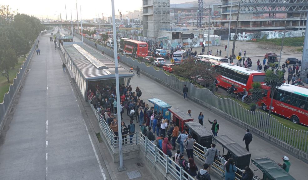 EN VIVO: Las siguientes rutas de TransMilenio se encuentran afectadas por manifestaciones 9 EN VIVO: Las siguientes rutas de TransMilenio se encuentran afectadas por manifestaciones Bogotá enfrenta una compleja situación de movilidad debido a las manifestaciones que se desarrollan en distintos puntos de la ciudad. Este es el panorama de movilidad a esta hora: