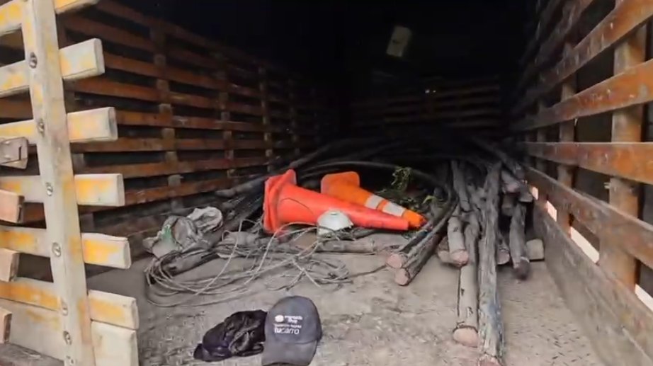 Capturan a 5 sujetos que estarían robando cables de telecomunicaciones en Soacha 1 Capturan a 5 sujetos que estarían robando cables de telecomunicaciones en Soacha El material robado estaba siendo utilizado para conexiones clandestinas.