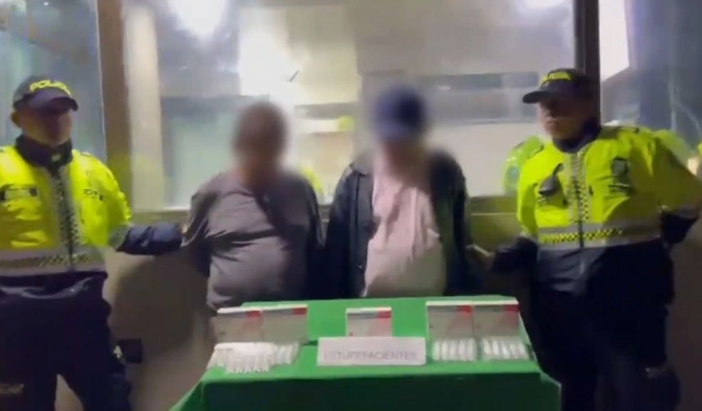 Capturan a dos adultos mayores que pretendían comercializar fentanilo en Bosa Según las autoridades, estos individuos tenían como objetivo la venta ilegal de estas sustancias en la localidad de Bosa. Los capturados fueron puestos a disposición de la Fiscalía General de la Nación, donde deberán responder por el delito de tráfico, fabricación o porte de estupefacientes.  