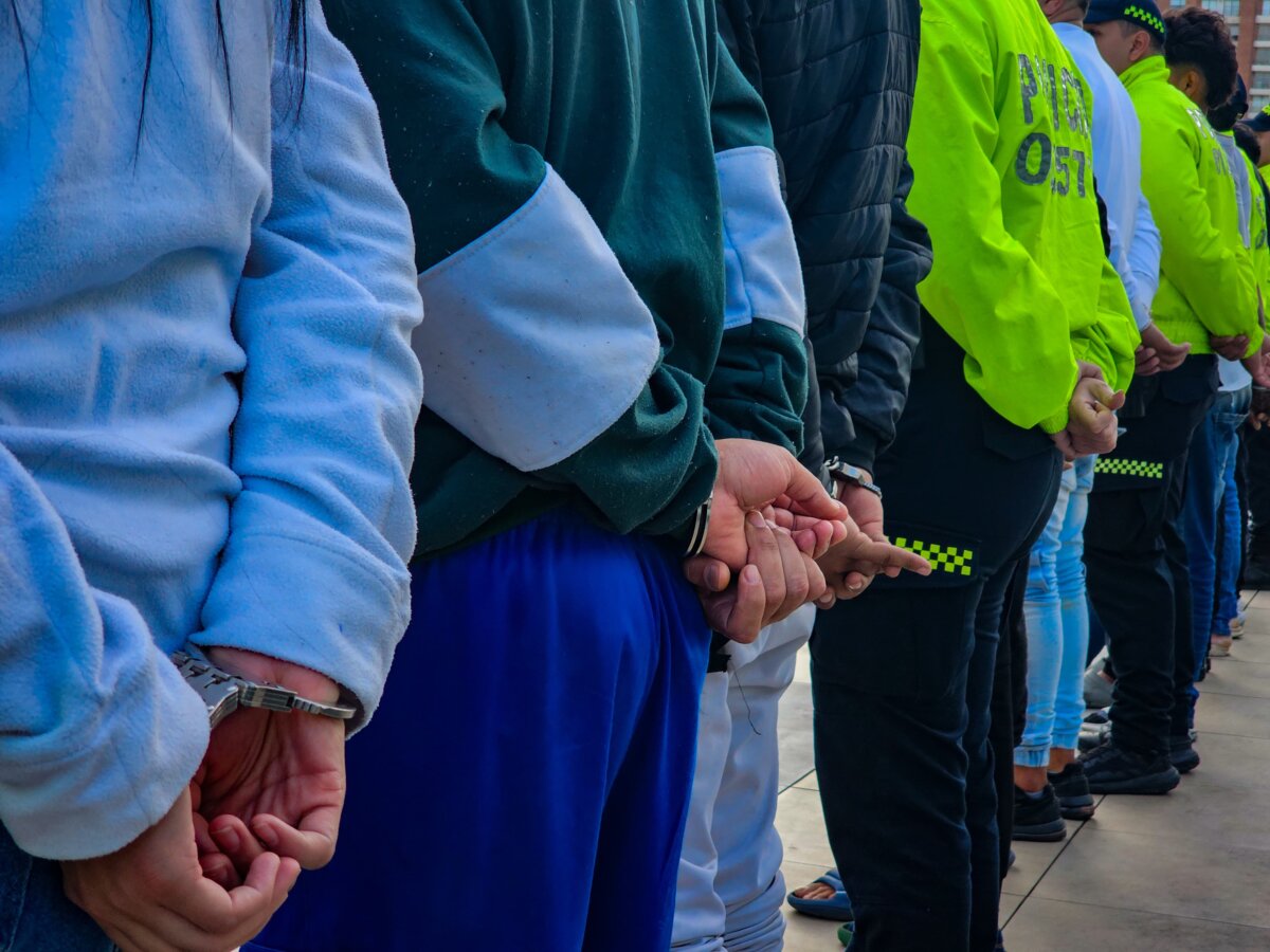 Capturan a jíbaros que vendían droga afuera de colegios en Bogotá Once jíbaros que se dedicaban a vender droga afuera de colegios en las localidades de Bosa y Kennedy, fueron capturados en las últimas horas.