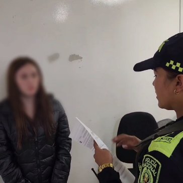 Capturan a mujer que habría acabado con la vida de su expareja en Los Mártires 1 Capturan a mujer que habría acabado con la vida de su expareja en Los Mártires Según las autoridades, al parecer, la mujer habría involucrado a su hija menor de edad en el crimen del hombre.