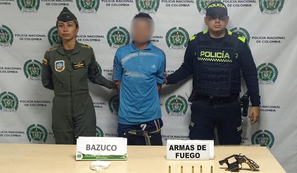 Capturan a hombre que transportaba drogas y armas en Usme 2 Capturan a hombre que transportaba drogas y armas en Usme Uniformados de adscritos a la estación de Policía de Usme lograron la captura de un hombre de 25 años.