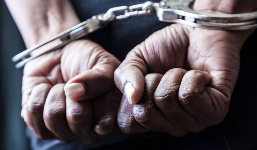 Capturan a hombre que transportaba drogas y armas en Usme 1 Capturan a hombre que transportaba drogas y armas en Usme Uniformados de adscritos a la estación de Policía de Usme lograron la captura de un hombre de 25 años.
