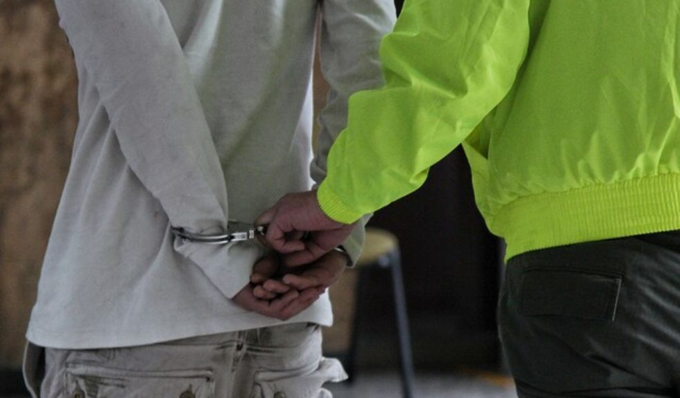 Cárcel para expolicía que captaba jóvenes para redes de prostitución en Francia El exintendente de la Policía Nacional, Carlos Augusto Fernández Raigosa, fue condenado este domingo a siete años de prisión por su participación en una red de trata de personas que explotaba sexualmente a jóvenes colombianas en Francia.