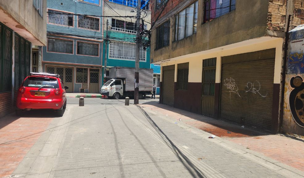Carlos Rodríguez, el hombre que fue asesinado a tiros en Bosa 6 Carlos Rodríguez, el hombre que fue asesinado a tiros en Bosa “No sabemos quién era la víctima, pero dicen que un sujeto le salió al paso mientras caminaba y le disparó en el pecho. Después de pegarle los tiros, corrió una cuadra hacia el norte, en dirección a Bosa La Libertad”, relató un habitante del sector a Q’HUBO.