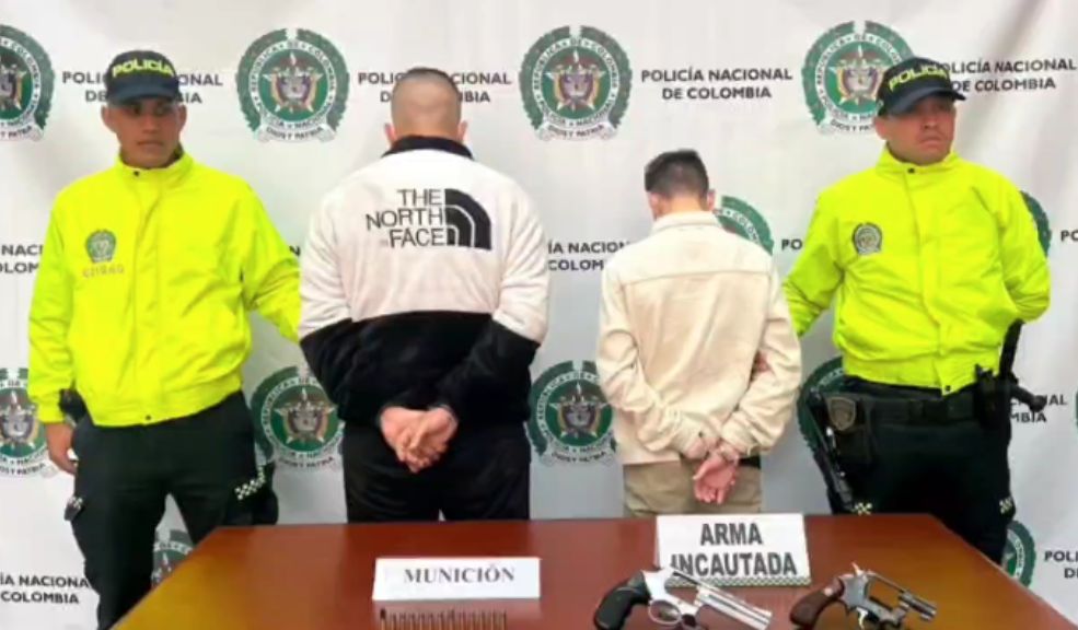Cayeron 2 delincuentes que se dedicaban a robar camionetas de alta gama en Bogotá 1 Cayeron 2 delincuentes que se dedicaban a robar camionetas de alta gama en Bogotá Gracias a una orden de allanamiento y registro en la localidad de Santa Fe, las autoridades lograron aprehender a estos delincuentes.