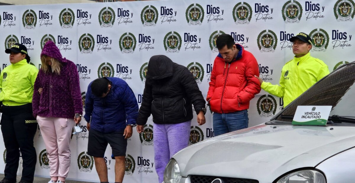 Cayeron 'Los Simuladores': banda dedicada al hurto de residencias 1 Cayeron 'Los Simuladores': banda dedicada al hurto de residencias Durante 18 meses de investigación, la Seccional de Investigación Criminal y la Seccional de Inteligencia Policial siguieron los pasos de esta organización que se dedicaba a hurtar viviendas en las localidades de Suba, Teusaquillo y Tunjuelito. Los delincuentes empleaban la modalidad de atraco y ventosa, utilizando prendas alusivas a la fuerza pública para ganarse la confianza de los residentes antes de perpetrar los robos.