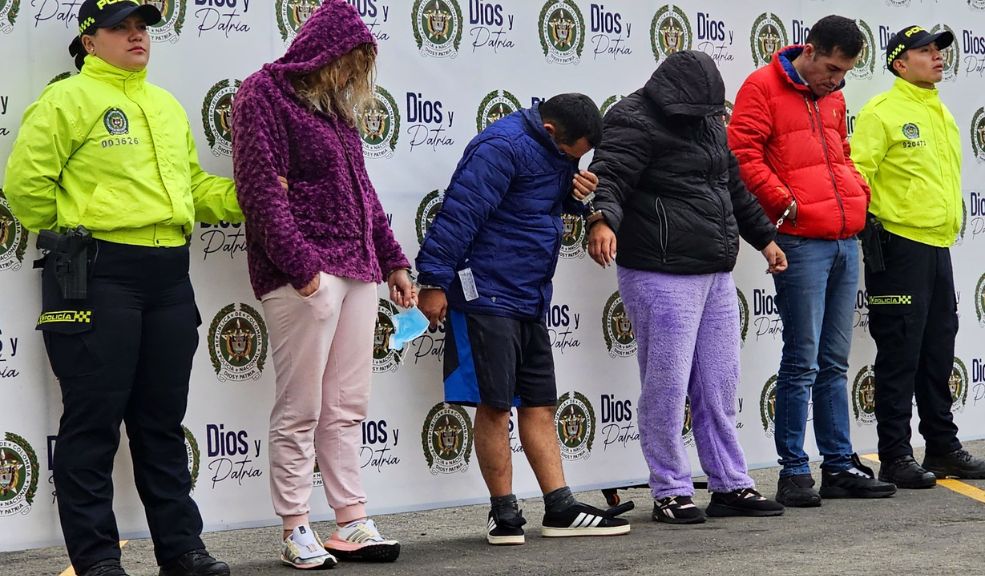 Cayeron 'Los Simuladores': banda dedicada al hurto de residencias 2 Cayeron 'Los Simuladores': banda dedicada al hurto de residencias Durante 18 meses de investigación, la Seccional de Investigación Criminal y la Seccional de Inteligencia Policial siguieron los pasos de esta organización que se dedicaba a hurtar viviendas en las localidades de Suba, Teusaquillo y Tunjuelito. Los delincuentes empleaban la modalidad de atraco y ventosa, utilizando prendas alusivas a la fuerza pública para ganarse la confianza de los residentes antes de perpetrar los robos.