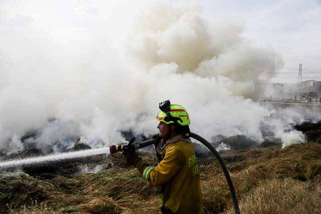 Colombia está en llamas: hay 9 incendios forestales activos en el país 1 Colombia está en llamas: hay 9 incendios forestales activos en el país Al menos 9 incendios forestales permanecen activos en dos departamentos del país, a raíz de las altas temperaturas y la sequía que ha llevado a la devastación de aproximadamente 7.318 hectáreas de vegetación, de acuerdo al informe más reciente de la UNGRD.