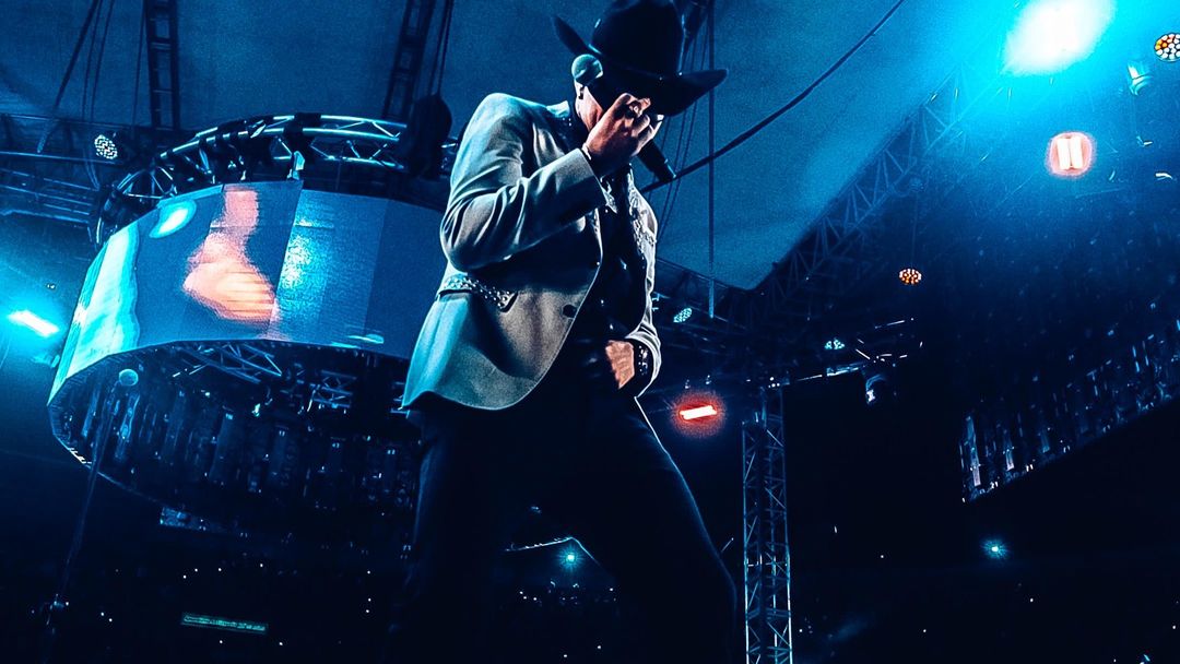 Con SOLD OUT en cinco ciudades: Yeison Jiménez arrasa en su gira nacional 5 Con SOLD OUT en cinco ciudades: Yeison Jiménez arrasa en su gira nacional Yeison Jiménez cerrará su "17/32 Invicto Tour" este domingo en Manizales con un nuevo sold out, logrando el récord de cinco arenas completamente vendidas. El evento en la Plaza de Toros Monumental contará con sorpresas y un show equino.