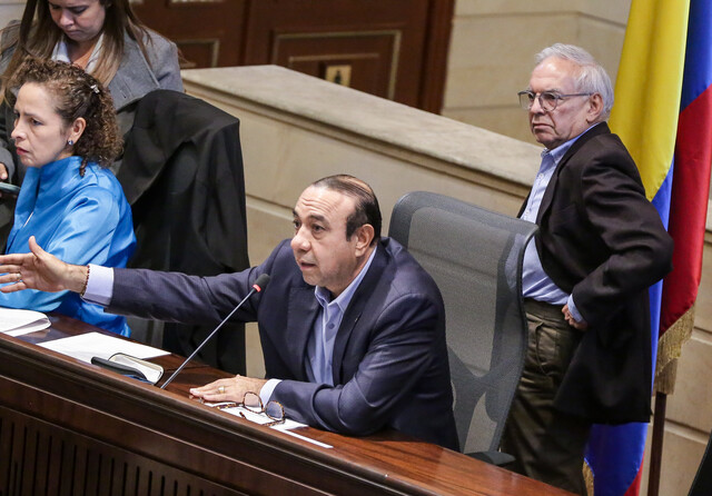 Congreso hundió el proyecto del Presupuesto General para 2025: Petro lo haría por decreto 1 Congreso hundió el proyecto del Presupuesto General para 2025: Petro lo haría por decreto Tras largas intervenciones de amigos y opositores, pasadas las dos de la tarde el presupuesto recibió los “santos óleos” y se hundió en el Congreso.