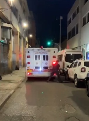 Conmovedor: Perrito persiguió ambulancia en la que era trasladado su humano 1 Conmovedor: Perrito persiguió ambulancia en la que era trasladado su humano En un video quedó registrada una escena que ha tocado los corazones de muchos. En las imágenes, un perrito aparece corriendo con desesperación detrás de una ambulancia que transportaba a su humano, quien sería trasladado a Tunja para un procedimiento médico.
