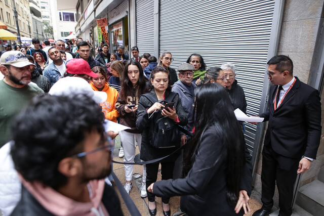 Conozca cómo recibir el pago de 'Colombia sin Hambre' y quiénes son los beneficiarios 1 Conozca cómo recibir el pago de 'Colombia sin Hambre' y quiénes son los beneficiarios Esta ayuda se otorgará a través de transferencias monetarias que oscilarán entre los $200 mil y $500 mil, dependiendo de la composición y las necesidades de cada familia.
