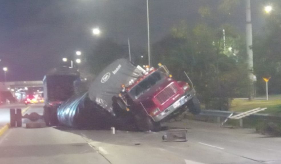 Gran congestión por volcamiento de camión en la Autopista Norte La mañana de este martes, un accidente de tránsito generó un fuerte trancón en la Autopista Norte, a la altura de la calle 146A, en sentido norte-sur. Un camión que transportaba papa perdió el control y se volcó, quedando atravesado en la vía y bloqueando el paso de los vehículos.