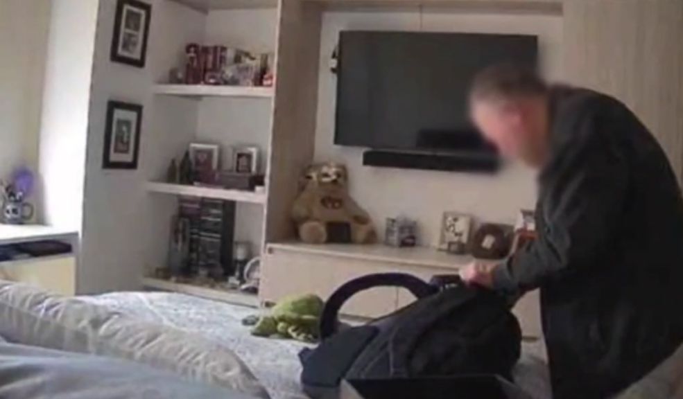 Capturan en flagrancia a 3 delincuentes que estaban robando un apartamento en Usaquén La Policía Metropolitana de Bogotá logró la captura de tres personas señaladas de cometer un hurto en una vivienda ubicada en la localidad de Usaquén. El hecho se registró en las últimas horas cuando uniformados adscritos al CAI Navarra, durante un patrullaje de rutina, fueron alertados por la línea 123 sobre un posible hurto en la zona. Al llegar al lugar, los policías observaron a varias personas saliendo de una vivienda, quienes al notar la presencia policial intentaron darse a la fuga.