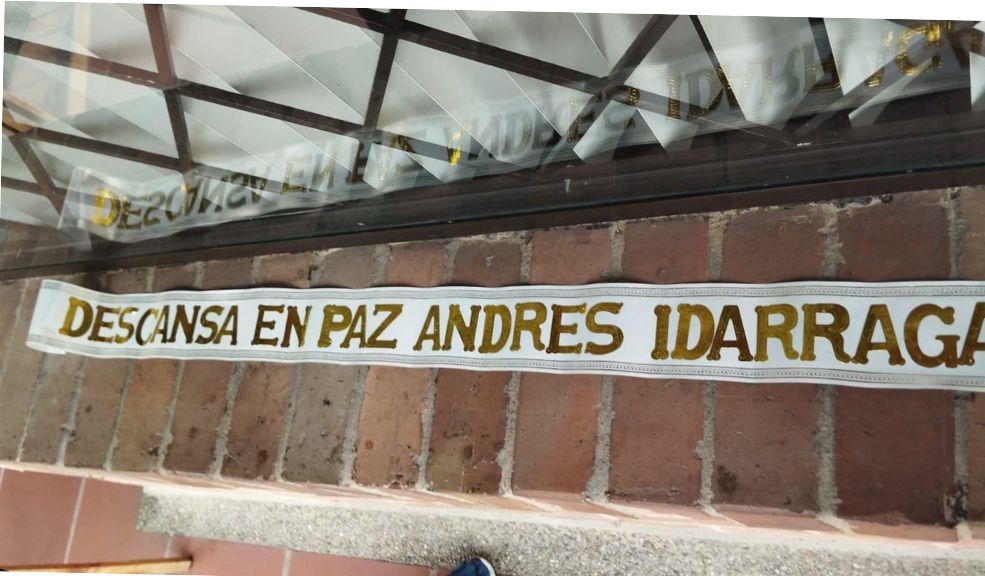 "Descansa en paz": con este mensaje le enviaron corona fúnebre al secretario de Transparencia 1 "Descansa en paz": con este mensaje le enviaron corona fúnebre al secretario de Transparencia El Gobierno rechazó enérgicamente este martes las amenazas de muerte contra el secretario de Transparencia, Andrés Idárraga, quien, según informaron fuentes oficiales.