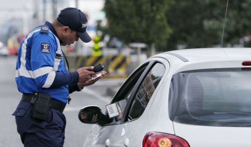 Pico y placa en Bogotá para el jueves 3 de octubre Sí, los taxis también tienen restricción de circulación por pico y placa en Bogotá. El 3 de octubre no podrán circular los taxis cuya placa termine en 7 y 8.