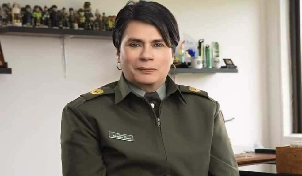 Coronel de la Policía Nacional demandará al Estado por discriminaciones sobre su orientación sexual A lo largo de su carrera, Mora ha enfrentado más de 40 investigaciones que, según ella, están relacionados con su orientación sexual. La coronel también ha denunciado amenazas y seguimientos, y teme por su seguridad y la de su familia.