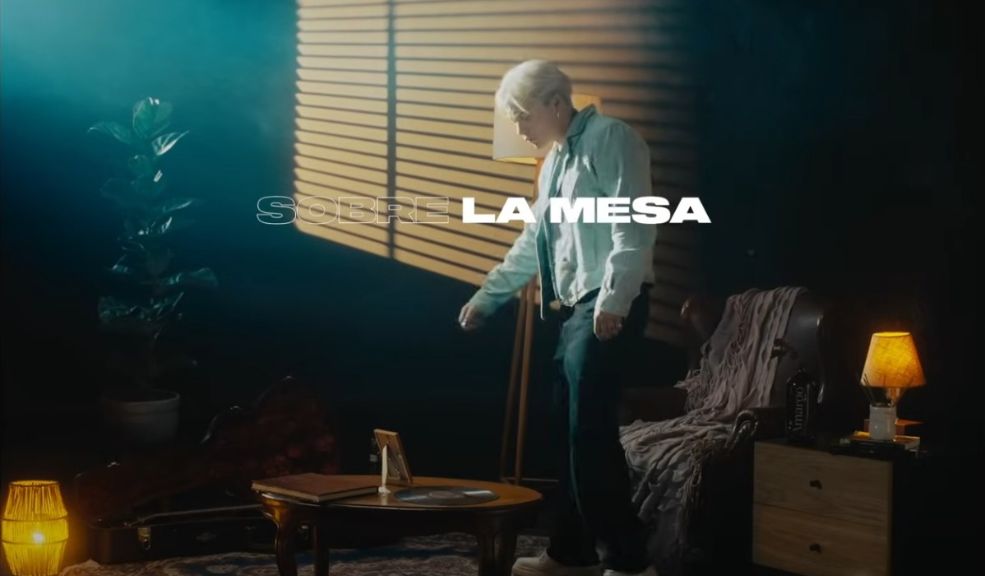 De la actuación a la música: Mayppel y su nuevo sencillo 'Sobre La Mesa' El artista santandereano Mayppel, conocido por su participación en la serie Lo Billis de Amazon Prime, regresa al panorama musical con su nuevo sencillo "Sobre la Mesa". Esta canción forma parte de una trilogía visual que narra una historia de amor que comienza con una ruptura.