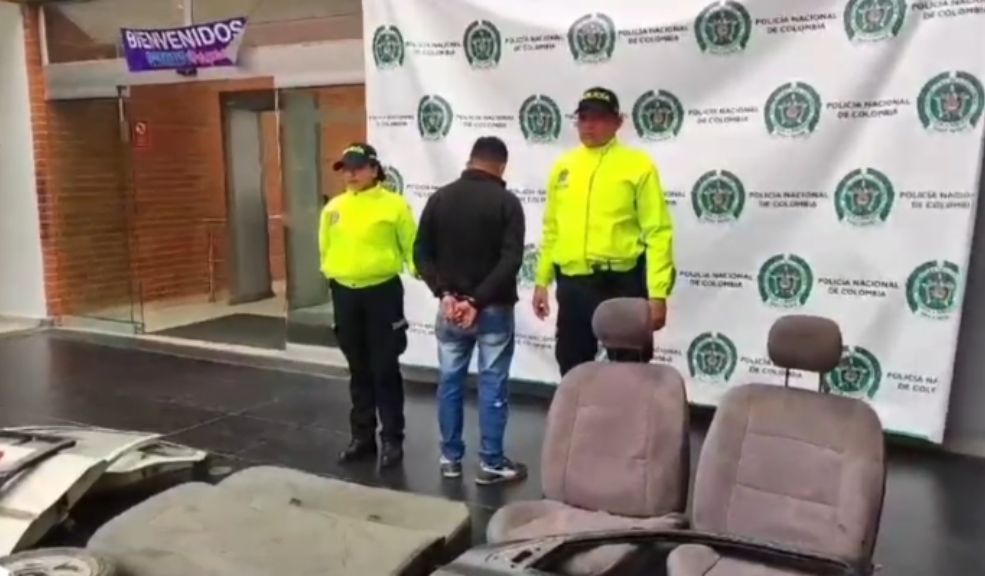 Desmantelan desguazadero en Bosa: sujeto vendía autopartes robadas por internet La Policía Metropolitana de Bogotá logró desmantelar un taller clandestino dedicado al desguace de vehículos y la venta ilegal de autopartes a través de internet.
