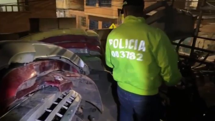 Desmantelan desguazadero en Bosa: sujeto vendía autopartes robadas por internet 1 Desmantelan desguazadero en Bosa: sujeto vendía autopartes robadas por internet La Policía Metropolitana de Bogotá logró desmantelar un taller clandestino dedicado al desguace de vehículos y la venta ilegal de autopartes a través de internet.