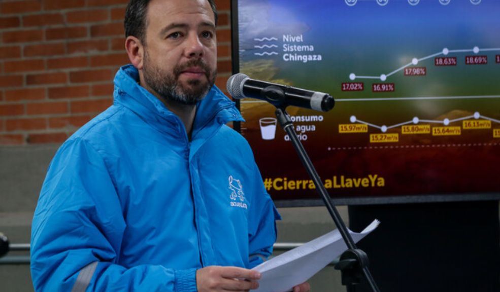 Distrito anuncia sanciones que superan el millón de pesos para quienes desperdicien agua Ante la crisis de la falta de agua por la que pasa la capital del país, desde este domingo vuelve de nuevo el esquema de racionamiento diario por zonas y además la imposición de millonarias multas.