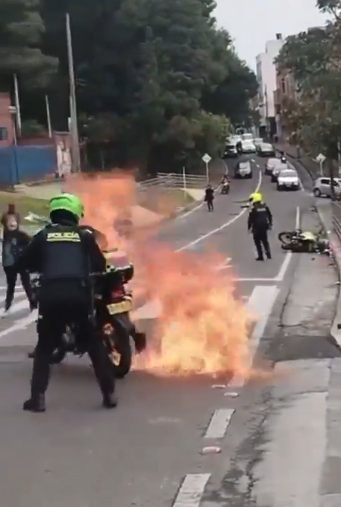 EN VIDEO: Encapuchados casi queman a dos policías en inmediaciones de la Universidad Distrital 1 EN VIDEO: Encapuchados casi queman a dos policías en inmediaciones de la Universidad Distrital En video quedó registrado el momento en el que encapuchado por poco incendian la motocicleta en la que se movilizaban dos policías.