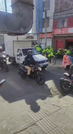EN VIDEO: Encapuchados y autoridades se enfrentan en Molinos Sur 1 EN VIDEO: Encapuchados y autoridades se enfrentan en Molinos Sur A esta hora se presentan disturbios en la localidad de Usme. Las autoridades hacen presencia en el sector de Molinos.