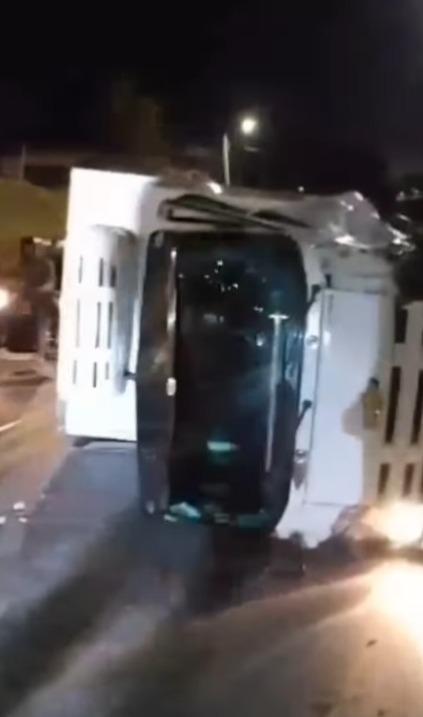 EN VIDEO: Grave accidente de tránsito dejó 2 mujeres heridas en Usme 1 EN VIDEO: Grave accidente de tránsito dejó 2 mujeres heridas en Usme El accidente entre un camión Turbo y un vehículo particular dejó, al menos, 5 personas heridas.