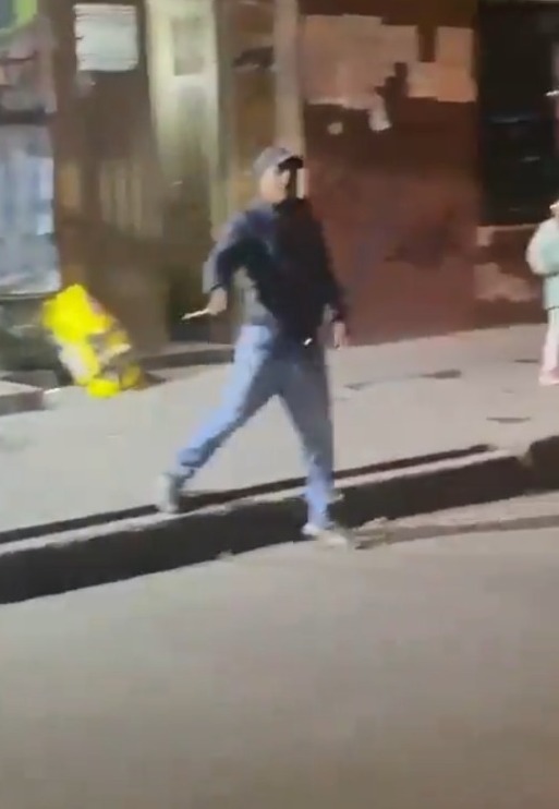 EN VIDEO: Hombre intentó apuñalar a un agente de tránsito frente a su pequeña hija 1 EN VIDEO: Hombre intentó apuñalar a un agente de tránsito frente a su pequeña hija El hombre, quien llevaba a su hija de la mano, intentó apuñalar a un agente de tránsito en el municipio de Soacha.