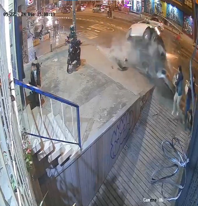 EN VIDEO: Impactante momento en el que carro se vuelca tras chocar con un bolardo en Chapinero 1 EN VIDEO: Impactante momento en el que carro se vuelca tras chocar con un bolardo en Chapinero Cámaras de seguridad captaron el momento exacto de un impresionante accidente de tránsito en la localidad de Chapinero.