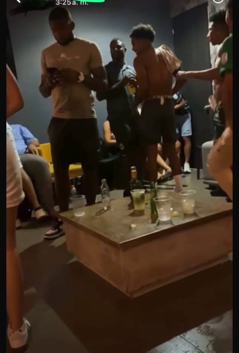 EN VIDEO: Jugadores de Nacional se metieron en tremenda rumba 1 EN VIDEO: Jugadores de Nacional se metieron en tremenda rumba En el video se ve a los futbolistas en lo que sería un acto de indisciplina, con varias botellas de licor y acompañados de mujeres.