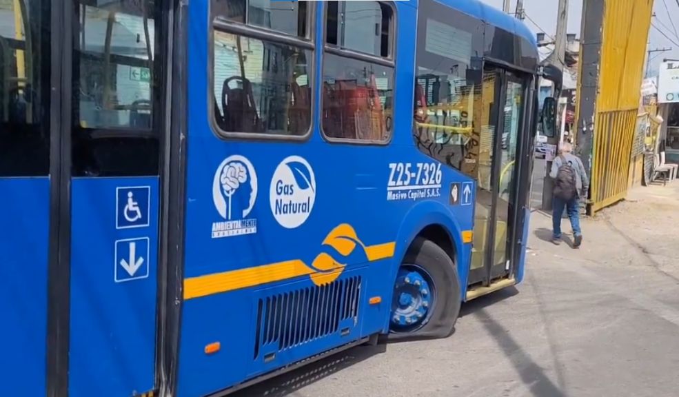 EN VIDEO: Manifestantes vandalizaron buses del Sitp que no se unieron al paro 8 EN VIDEO: Manifestantes vandalizaron buses del Sitp que no se unieron al paro Aunque las manifestaciones de los camioneros han sido en su mayoría pacificas, también se han presentado actos vandálicos que vulneran los derechos de los demás ciudadanos.