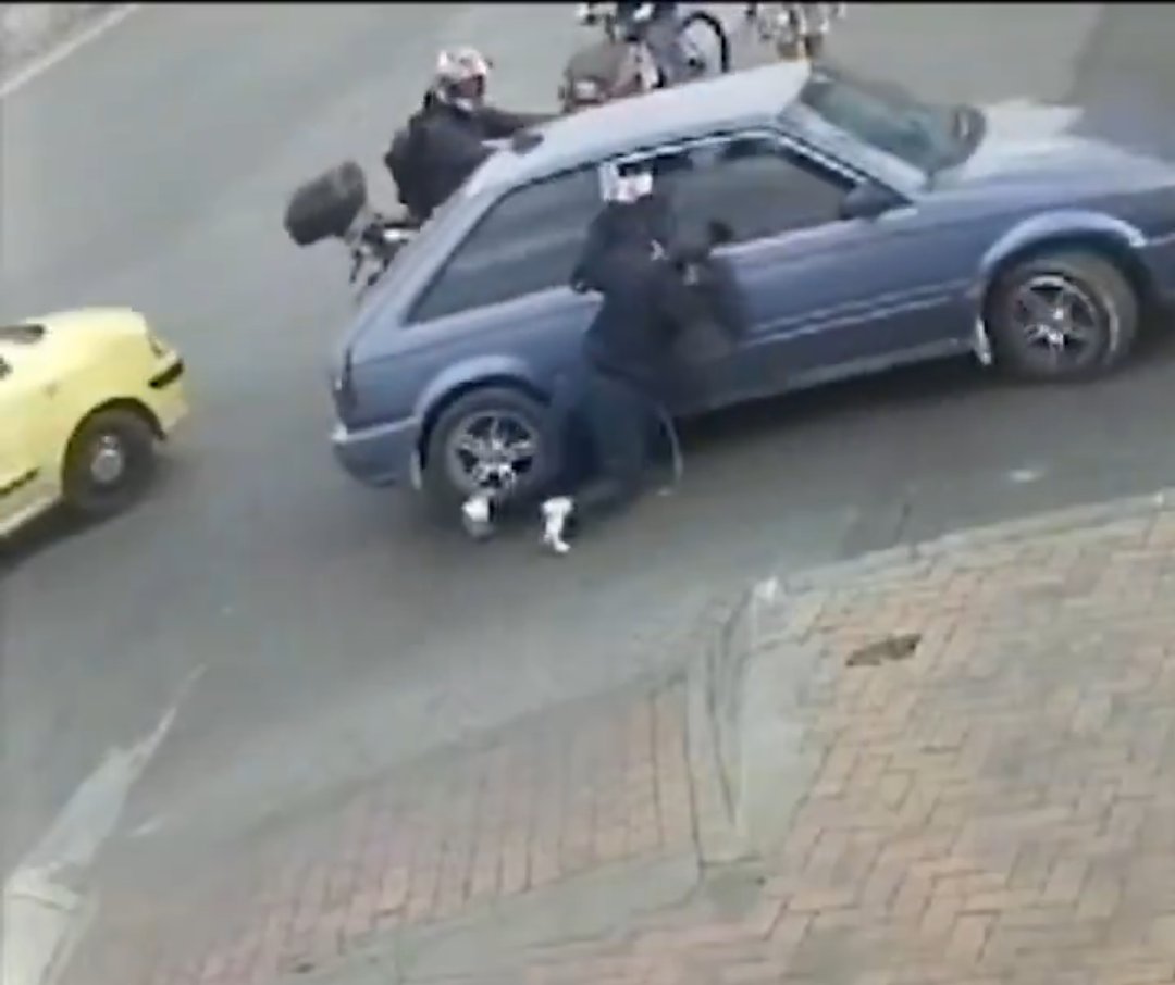 EN VIDEO: Mujer se colgó del carro de un ladrón para evitar que le robara el celular 1 EN VIDEO: Mujer se colgó del carro de un ladrón para evitar que le robara el celular Los ladrones continúan cometiendo sus fechorías en la ciudad de Bogotá, prueba de ello fue el intento de robo que se presentó en carrera 30 con calle 63.