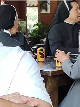 EN VIDEO: Pillan a monjas tomando cerveza para calmar la sed y se abre debate en redes 1 EN VIDEO: Pillan a monjas tomando cerveza para calmar la sed y se abre debate en redes En las últimas horas, el video de un grupo de monjas reunidas tomando cerveza se viralizó, pues generó grandes reacciones en redes sociales.