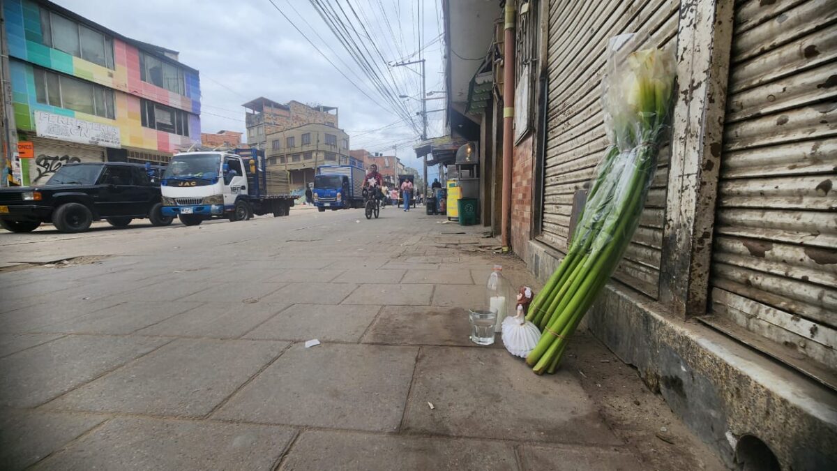Ella es Emilia, la víctima fatal de explosión en el María Paz Emilia falleció en la noche de este miércoles en medio de una cirugía. Vecinos del barrio María Paz llegaron al lugar en donde se perpetró el ataque para dejar flores en su honor.