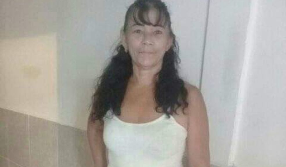 Ella es Emilia, la víctima fatal de explosión en el María Paz Emilia falleció en la noche de este miércoles en medio de una cirugía. Vecinos del barrio María Paz llegaron al lugar en donde se perpetró el ataque para dejar flores en su honor.