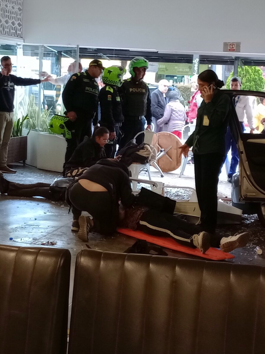 Ella es la dueña del BMW que se estrelló contra un Carulla En la tarde de este martes, un impactante accidente de tránsito tuvo lugar en la calle 140 con carrera 11, cuando un vehículo BMW se estrelló contra un Carulla ubicado en ese sector, causando daños significativos en el local y dejando cinco personas heridas, entre ellas varios adultos mayores.