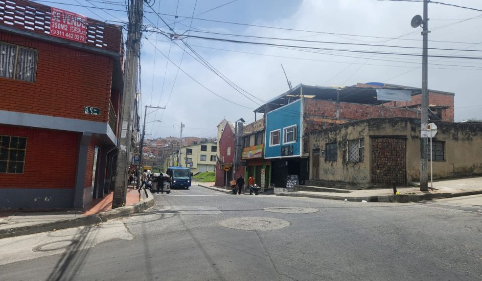 Esta es la identidad del hombre que fue asesinado frente a un bar de San Cristóbal 1 Esta es la identidad del hombre que fue asesinado frente a un bar de San Cristóbal En medio de una tarde de risas, alegrías y tragos, Osnay Berrio Rocha fue atacado mortalmente por un sujeto que, a plena luz del día, lo hirió con un cuchillo en la esquina de la Calle 47 sur con Carrera 3 Este. Osnay, un hombre trabajador y padre de un hijo, perdió la vida en este violento suceso.Berrio, quien se ganaba la vida como obrero, se encontraba en un bar ubicado en las montañas del barrio Canadá Güira (en San Cristóbal), cuando, aparentemente, se desató una riña que terminó dejándolo gravemente herido la tarde del domingo.