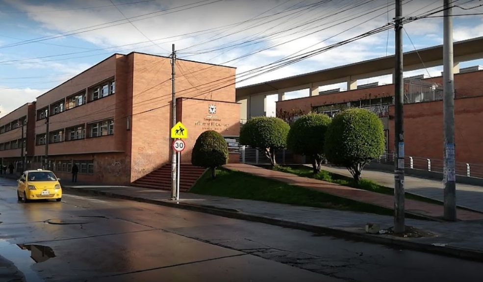 "Está luchando por su vida": tío de joven apuñalado en colegio detalla estado de salud del menor 1 "Está luchando por su vida": tío de joven apuñalado en colegio detalla estado de salud del menor El tío del menor que fue agredido con arma blanca en el colegio Villemar El Carmen sede C, comentó que el niño tuvo una cirugía en el hospital de Kennedy.