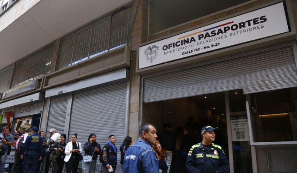 Estas son las personas que podrán sacar el pasaporte gratis 1 Estas son las personas que podrán sacar el pasaporte gratis Entre las principales modificaciones para el trámite de pasaportes se destaca el ajuste en las tarifas y la implementación de un nuevo sistema de agendamiento de citas, además de la opción de renovación en línea para documentos expedidos desde el 2017.
