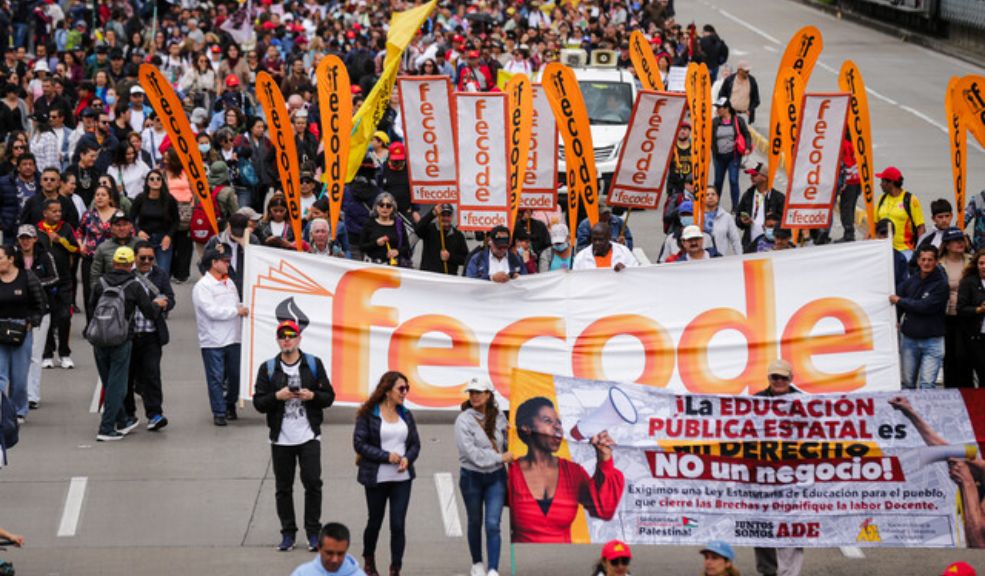 Fecode convoca a una nueva movilización nacional: esta es la fecha La Federación Colombiana de Trabajadores de la Educación (Fecode) publicó un nuevo comunicado en el que convoca a una movilización en las capitales y municipios del país a favor del Gobierno Petro y sus reformas sociales.