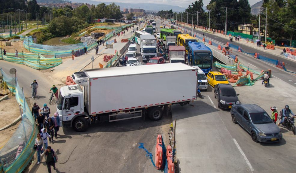 Fiscalía investiga bloqueos de vías durante paro camionero 5 Fiscalía investiga bloqueos de vías durante paro camionero La Fiscalía aseguró que no tolerará acciones que obstruyan vías y comprometan la seguridad de la población.