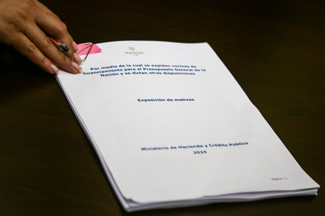 Gobierno Petro radicó la nueva reforma tributaria, ¿qué cambios trae? 2 Gobierno Petro radicó la nueva reforma tributaria, ¿qué cambios trae? Al explicar el proyecto, el ministro Ricardo Bonilla, resaltó que tiene tres grandes ejes. Le contamos cuáles son.
