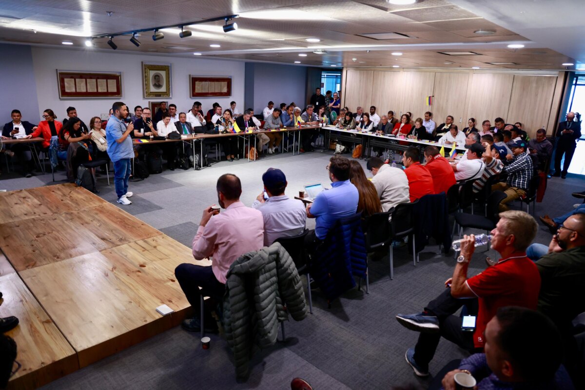"Gobierno mantiene disposición al dialogo": MinTransporte sobre encuentro con transportadores 1 "Gobierno mantiene disposición al dialogo": MinTransporte sobre encuentro con transportadores La mesa de dialogo se reanudará cuando los lideres transportadores tengan una respuesta clara frente a la ultima propuesta que hizo el Gobierno Nacional.