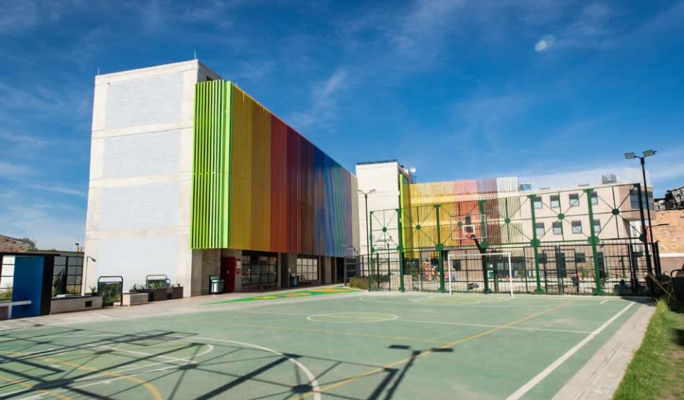 Grave diagnóstico de menor que fue apuñalado por una compañera en un colegio de Fontibón 4 Grave diagnóstico de menor que fue apuñalado por una compañera en un colegio de Fontibón El menor de 13 años está siendo atendido en el Hospital de Kennedy.