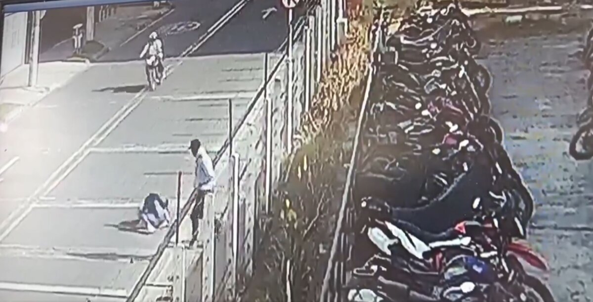 Habitante de calle agredió a una mujer en Engativá: experta analiza la situación 1 Habitante de calle agredió a una mujer en Engativá: experta analiza la situación A través de las redes sociales se conoció recientemente el video de un sujeto que, sin una explicación lógica, le propina una patada a una mujer en plena calle del barrio Minuto de Dios (Engativá).