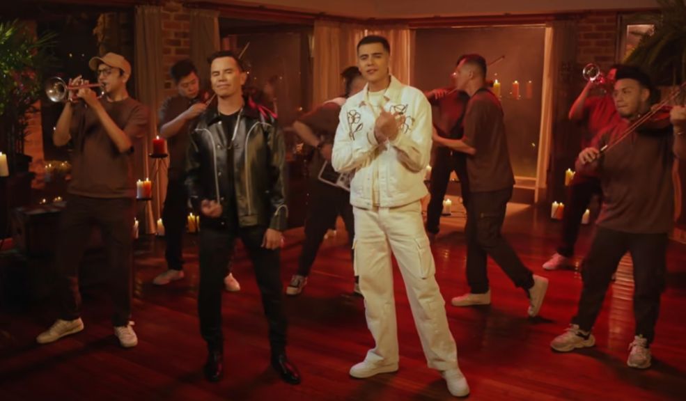 Jhonny Rivera y Nico Hernández se unen en la nueva canción 'Enamorao' 1 Jhonny Rivera y Nico Hernández se unen en la nueva canción 'Enamorao' La canción mezcla elementos de mariachi y música popular, capturando la esencia del romance. Además, Nico ofrecerá un concierto sorpresa en la cárcel El Buen Pastor de Bogotá y el próximo 28 de septiembre se presentará en Tocancipá.
