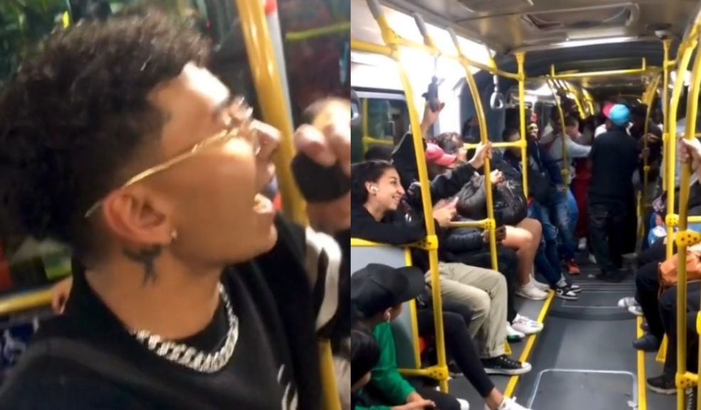 EN VIDEO: Joven armó la rumba en TransMilenio con rondas infantiles 6 EN VIDEO: Joven armó la rumba en TransMilenio con rondas infantiles Los hechos curiosos en TransMilenio no dejan de sorprender. Desde cenas improvisadas a bordo de los buses, hasta fiestas electrónicas en movimiento, los pasajeros han sido testigos de todo tipo de escenas insólitas. Esta vez, un nuevo espectáculo se robó la atención de los viajeros y de las redes sociales.